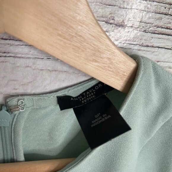 Ann Taylor green blouse  size small - Picture 4 of 7